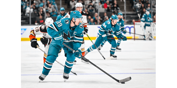 Der Kapitän von San Jose, Logan Couture, gab sein Saisondebüt und fügte einen Assist hinzu Der Kapitän von San Jose, Logan Couture, gab sein Saisondebüt und fügte einen Assist hinzu