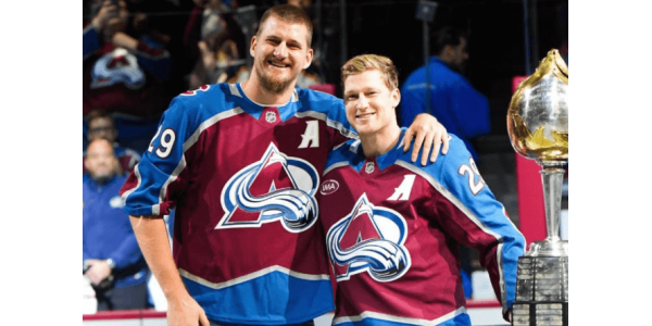 NBA-MVP Jokic überreicht MacKinnon die Hart Trophy NBA-MVP Jokic überreicht MacKinnon die Hart Trophy