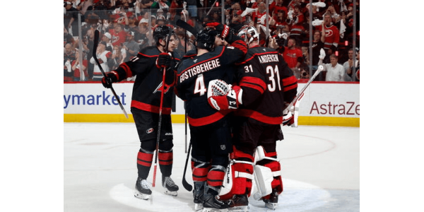 Die Carolina Hurricanes kehren nach 19 Jahren ins Stanley-Cup-Finale zurück Die Carolina Hurricanes kehren nach 19 Jahren ins Stanley-Cup-Finale zurück