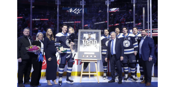 Die Columbus Blue Jackets würdigten Charlie Coyles 1000. NHL-Spiel Die Columbus Blue Jackets würdigten Charlie Coyles 1000. NHL-Spiel