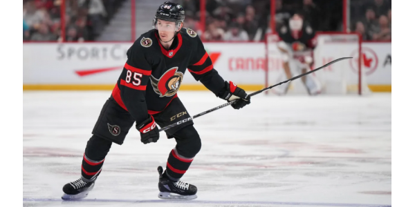 Der 21-jährige Jake Sanderson unterschreibt einen langfristigen Achtjahresvertrag bei den Ottawa Senators Der 21-jährige Jake Sanderson unterschreibt einen langfristigen Achtjahresvertrag bei den Ottawa Senators