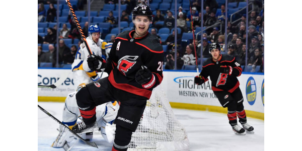 Sebastian Aho unterzeichnet 8-Jahres-Vertrag bei Hurricanes Sebastian Aho unterzeichnet 8-Jahres-Vertrag bei Hurricanes