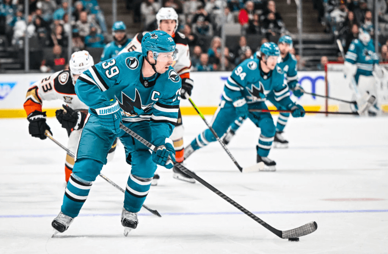 Der Kapitän von San Jose, Logan Couture, gab sein Saisondebüt und fügte einen Assist hinzu