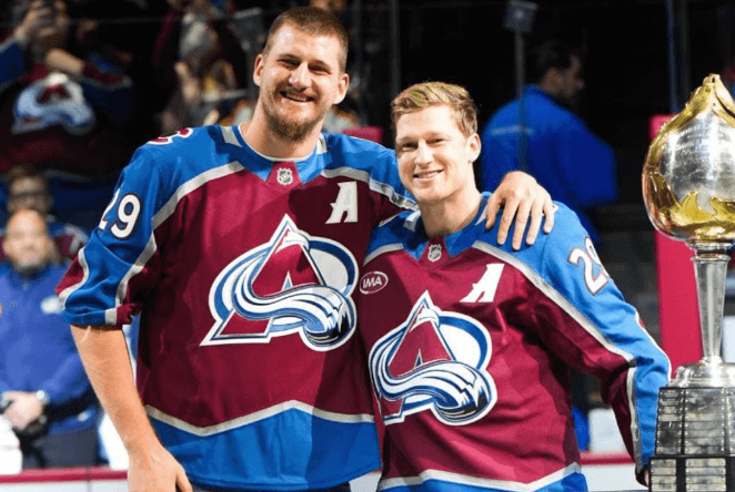 NBA-MVP Jokic überreicht MacKinnon die Hart Trophy