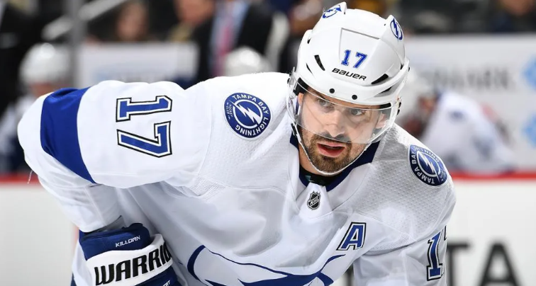 Der Stürmer der Chargers, Alex Killorn, unterzeichnet einen 4-Jahres-Vertrag mit den Ducks