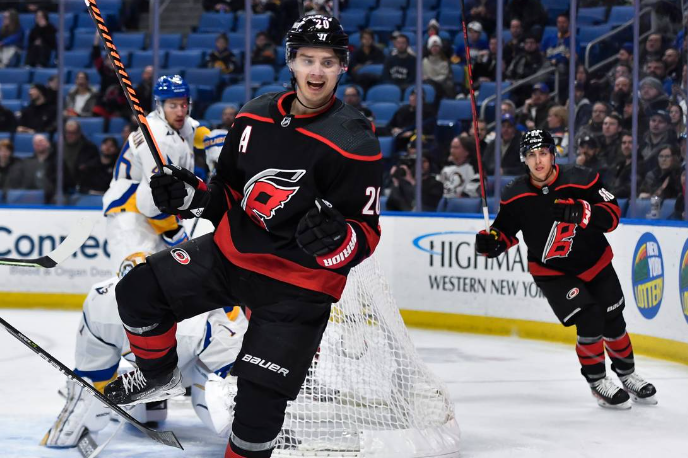 Sebastian Aho unterzeichnet 8-Jahres-Vertrag bei Hurricanes